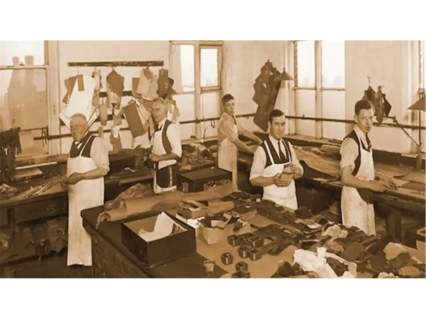 Die Geschichte des Leders Zeitlose Handwerkskunst und Ledergürtel